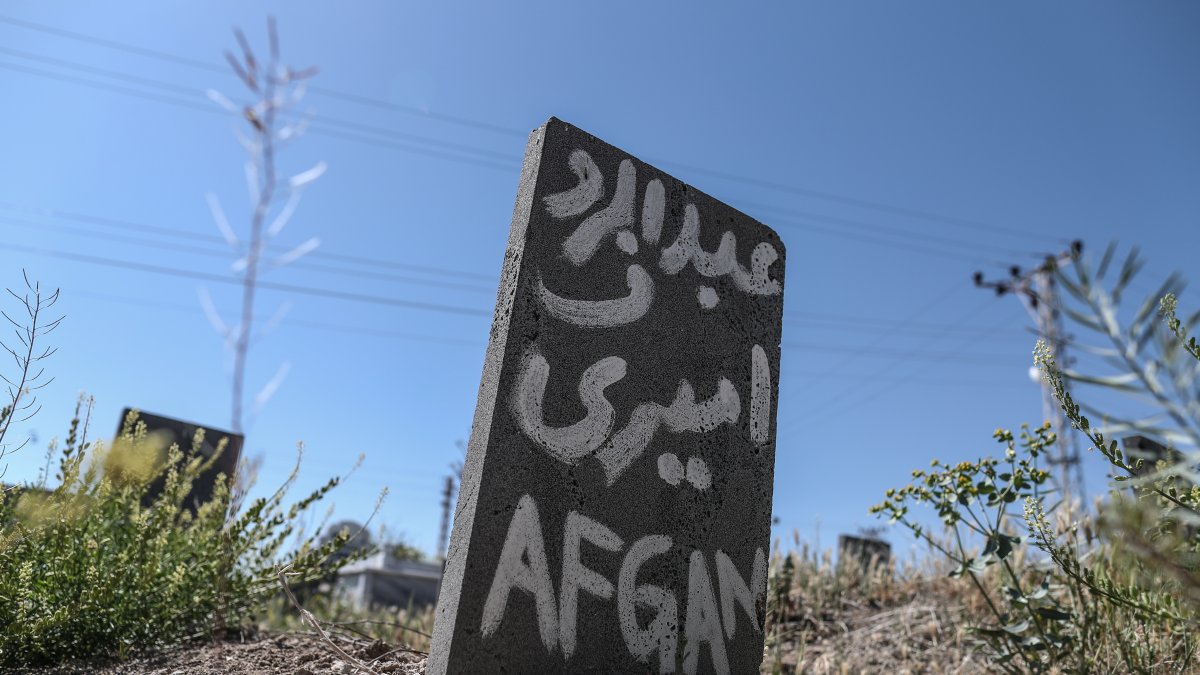 Lápida de las personas sin identificar que murieron cruzando la frontera turco-iraní en el cementerio de la ciudad de Van, en Turquía, el 31 de mayo de 2021. /SEDAT SUNA
