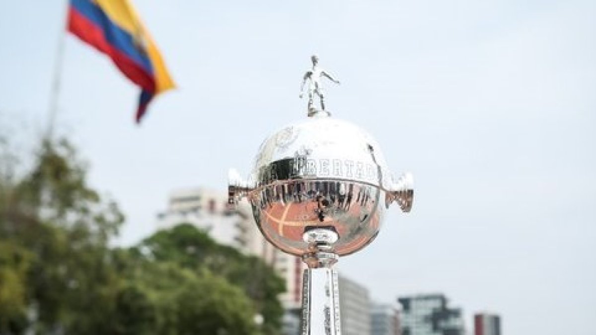 La copa que se disputará entre Atlético Paranaense y el Flamengo en la Final de la CONMEBOL Libertadores