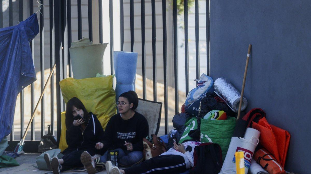 Un grupo de personas esperando ingresar al estadio Monumental de River Plate donde actuará la banda británica Coldplay, en Buenos Aires (Argentina).