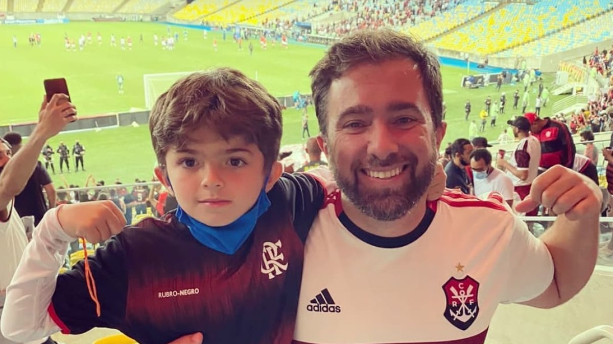 Joao Carinha (i) es un pequeño hincha del Flamego que estará en la final de la Copa Libertadores.