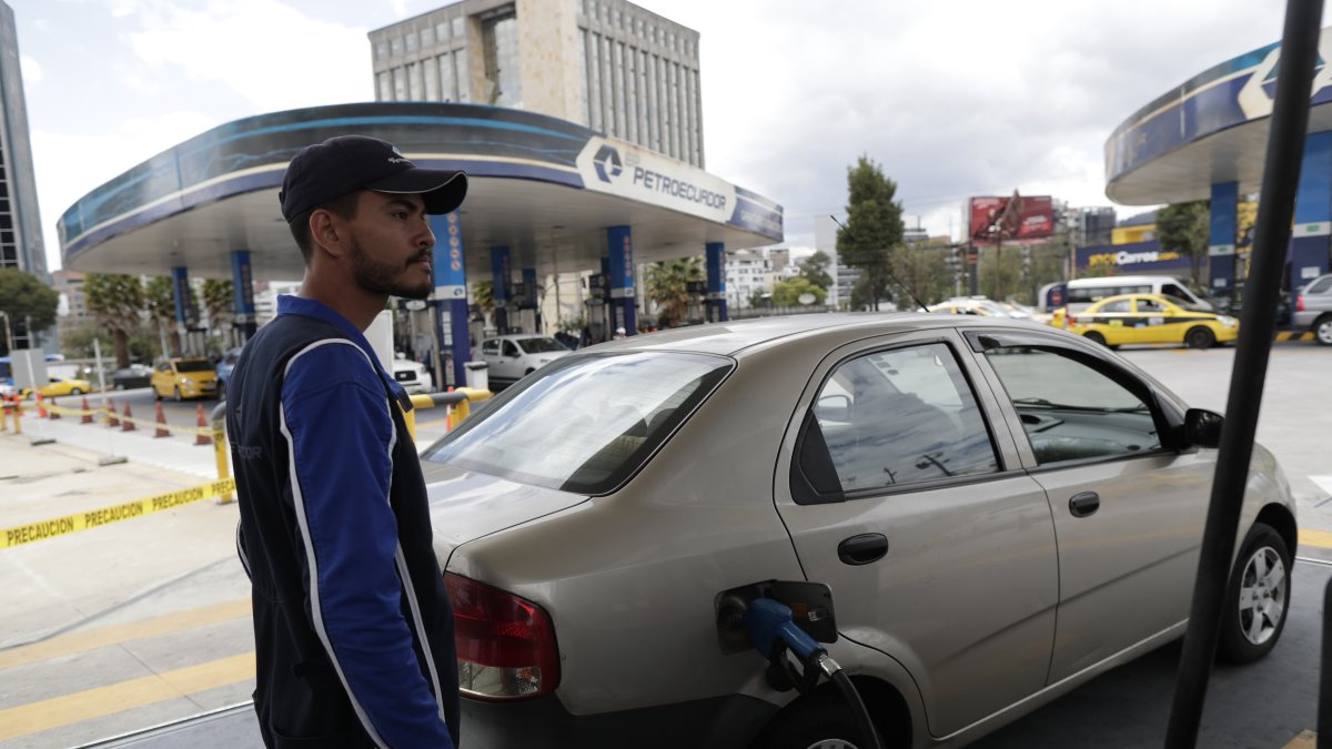 Fotografía de archivo en la que se registró a un operario al llenar de combustible el tanque de un automóvil en una estación de suministro de Petroecuador, en Quito (Ecuador).