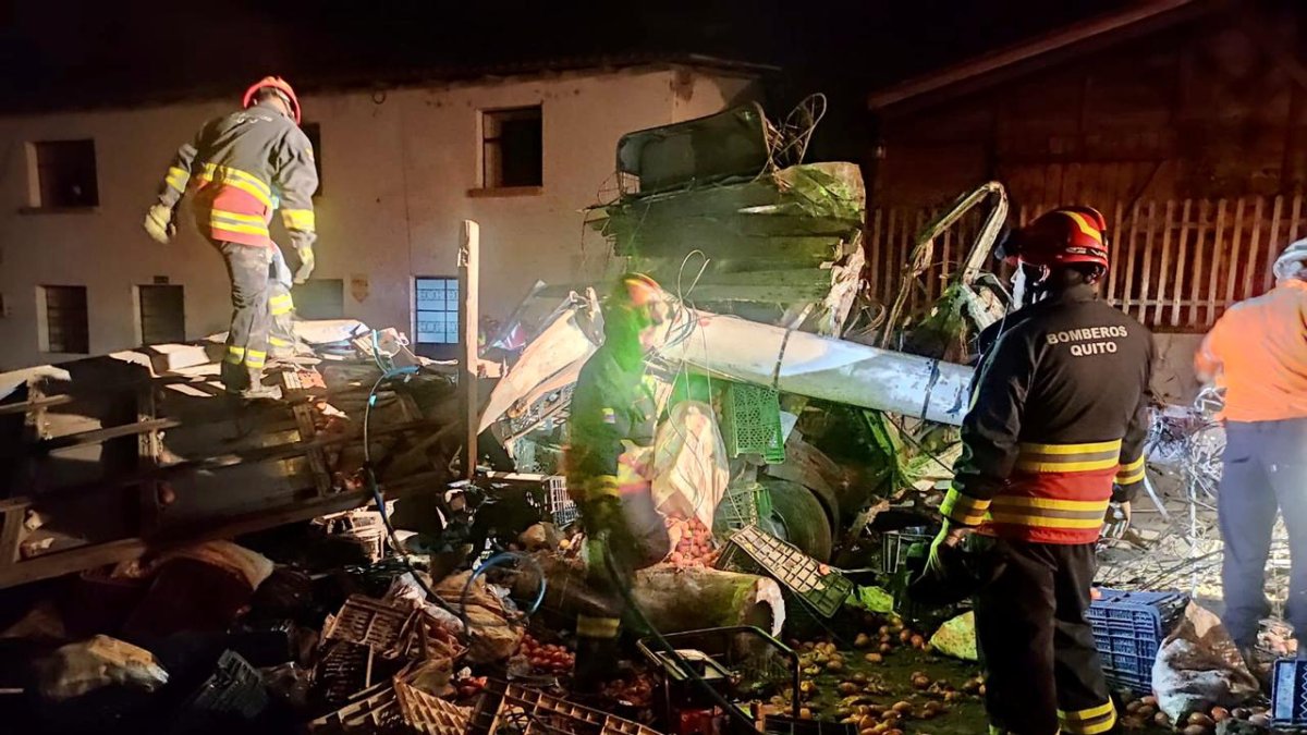 Destrozados. Reducidos a nada quedaron los dos automotores involucrados en este nuevo siniestro vial.