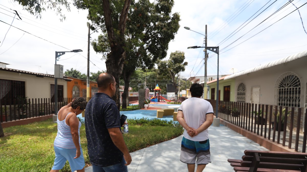 Un grupo de vecinos asegura que ellos realizan mantenimiento al parque y que otros llegar a ensuciarlo.