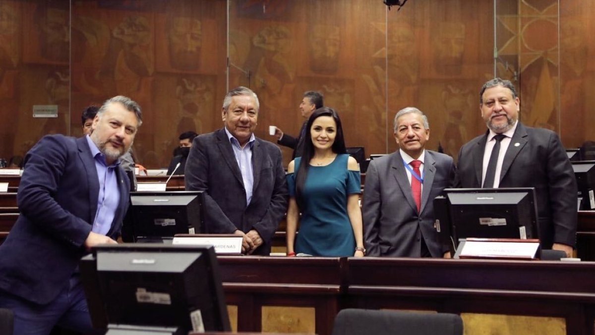 Agrupación. Los legisladores Marlon Cadena, Daniel Onofa, Yeseña Guamaní, Luis Marcillo y Ramiro Frías en el Pleno de la Asamblea Nacional.