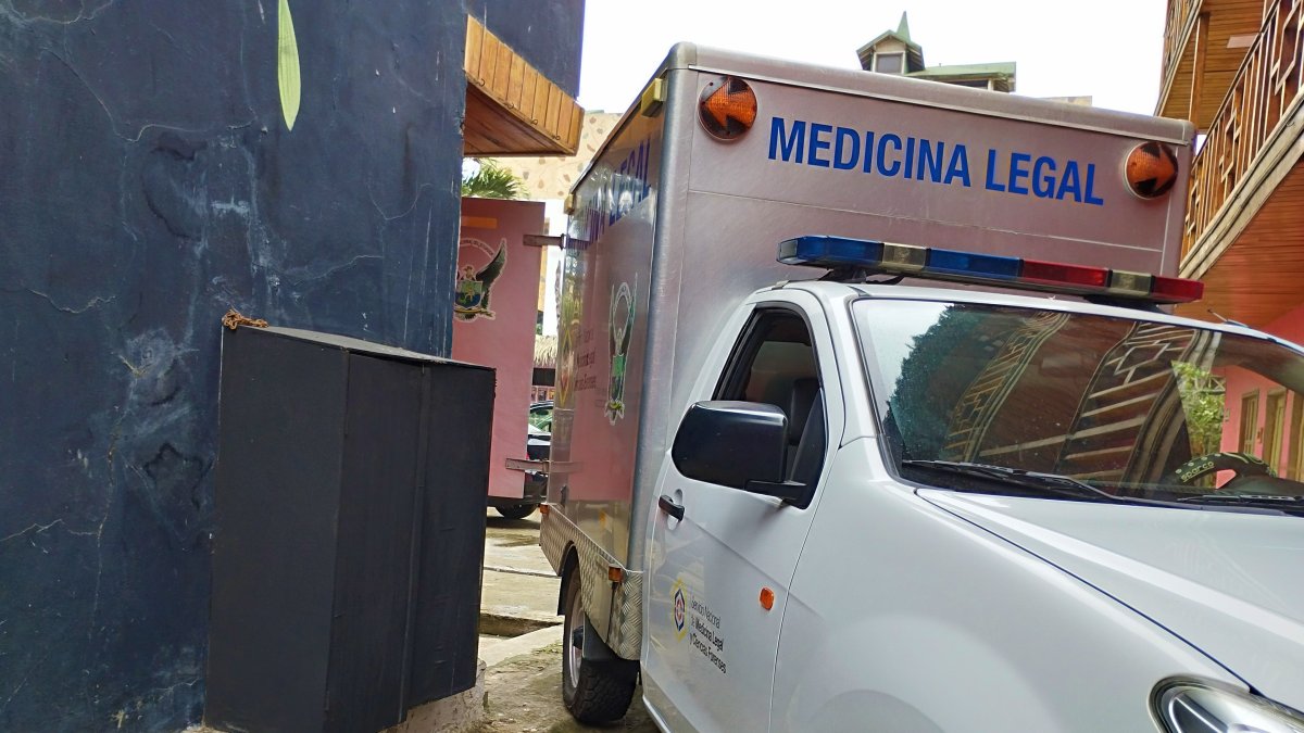 Momento en el que el cuerpo de la víctima fue trasladado a la morgue.