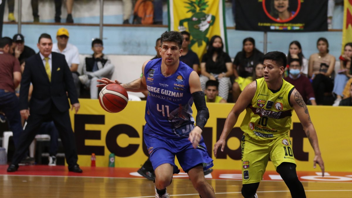 El uruguayo Demián Álvarez (i) fue la figura de Jorge Guzmán.