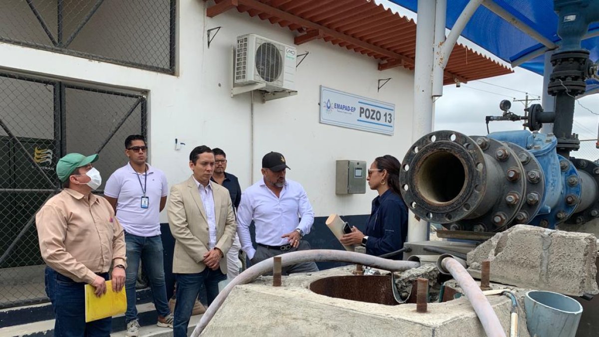 Visita. Bolívar Guzmán, gerente del BEDE, junto al alcalde Dalton Narváez durante la visita en Chobo.