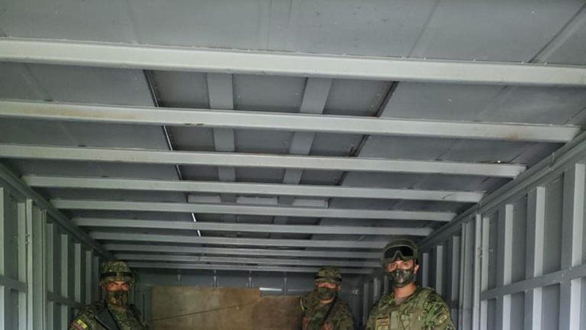 Imbabura. Militares encontraron un camión abandonado con material aurífero extraído de Buenos Aires. Los choferes huyeron.