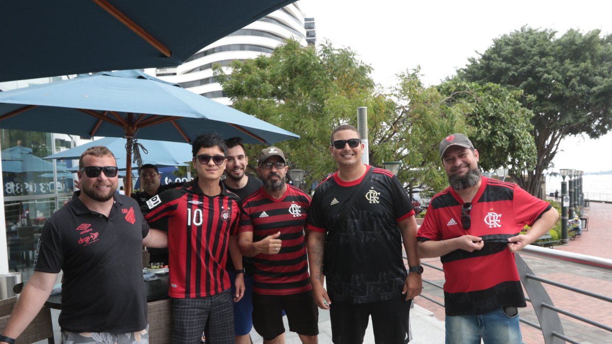 Hinchas del Paranaense departieron con unos torcedores del Flamengo en un comedor del Puerto Santa Ana. 