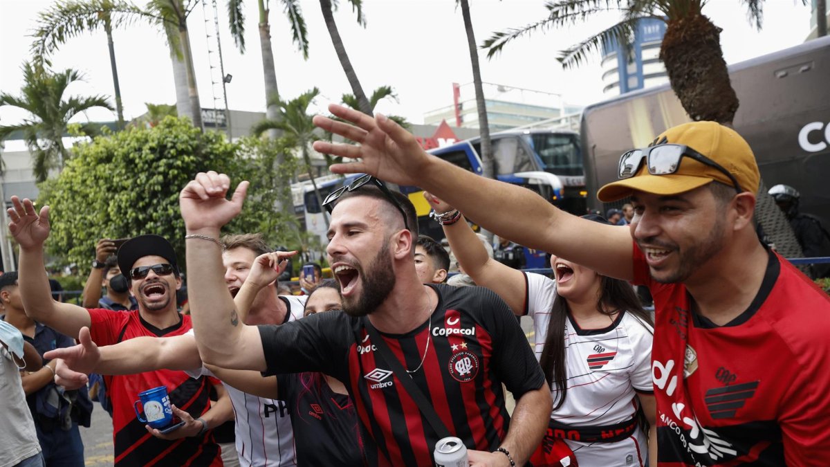 Hinchas animan a la llegada de los jugadores de Paranaense.