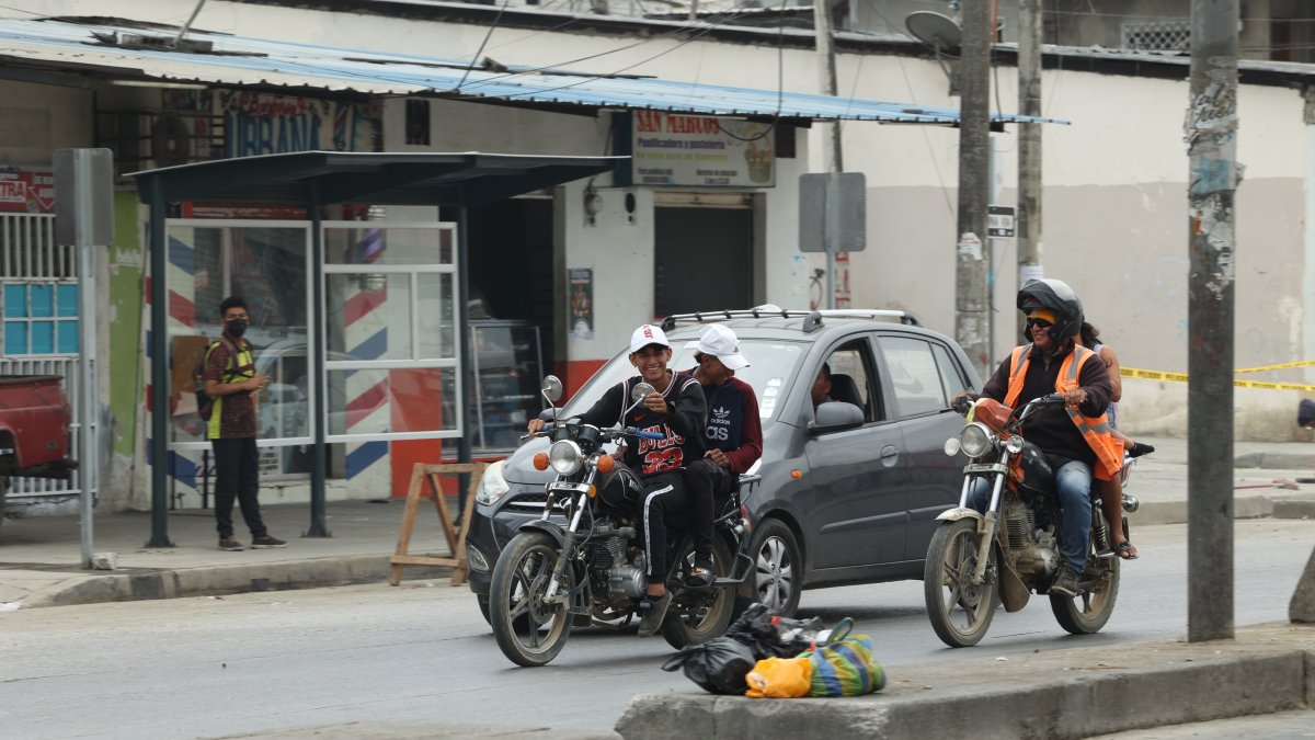 Es común ver a dos personas en moto y sin casco circulando por las calles de Guayaquil.