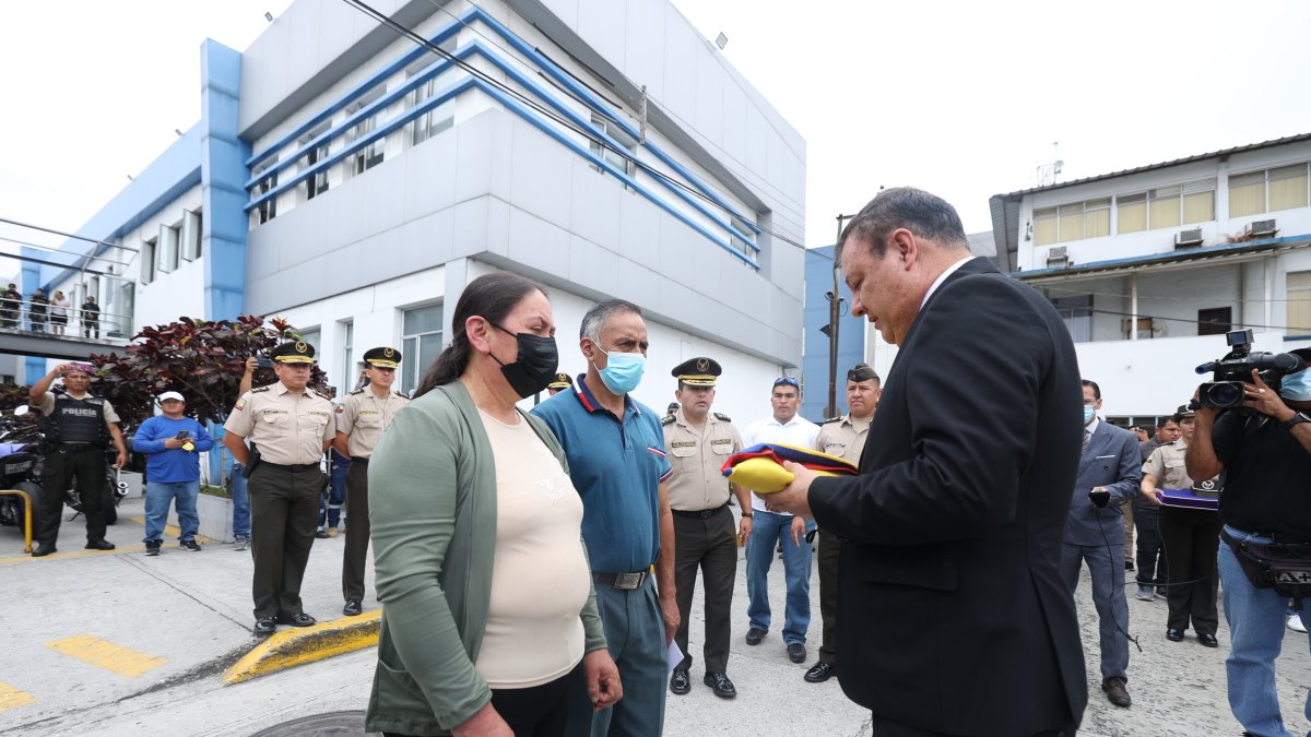 Escenario. Los padres de Verónica Songor recibieron el reconocimiento póstumo de su hija durante su velatorio.