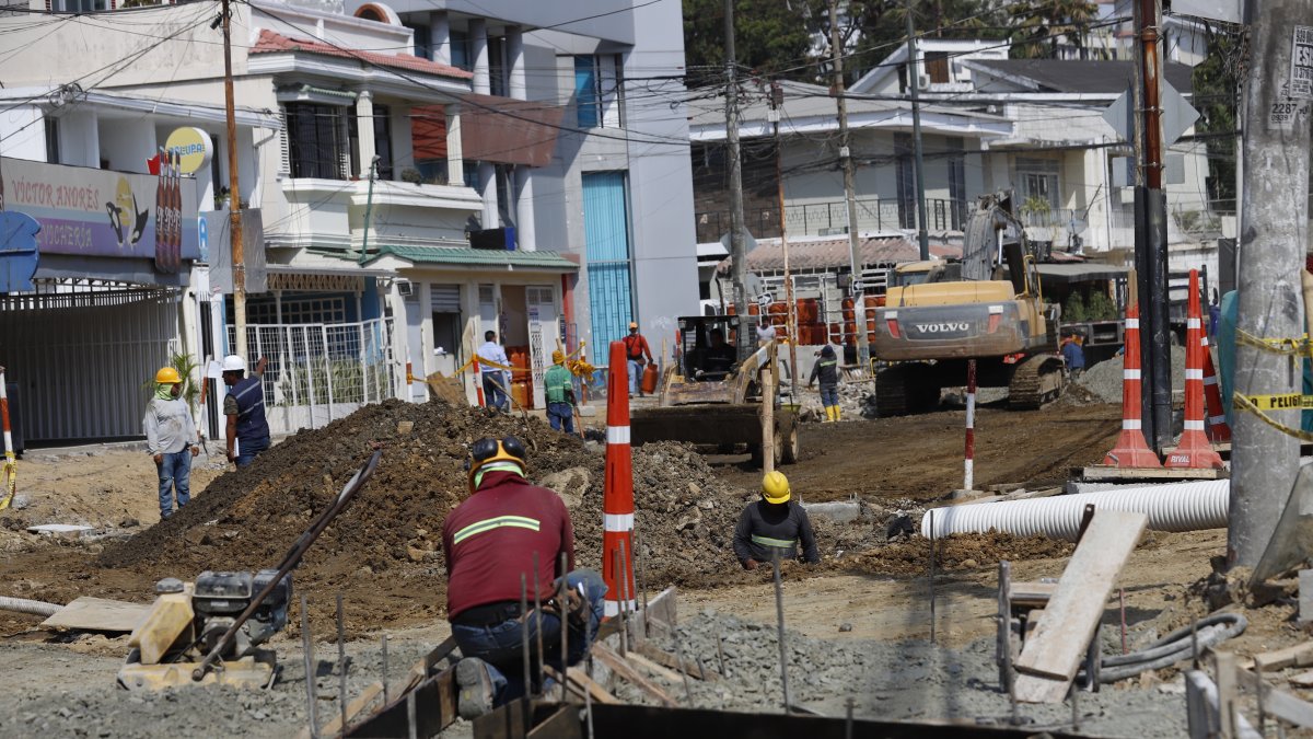 Los obreros volvieron a trabajar en la obra de manera apresurada