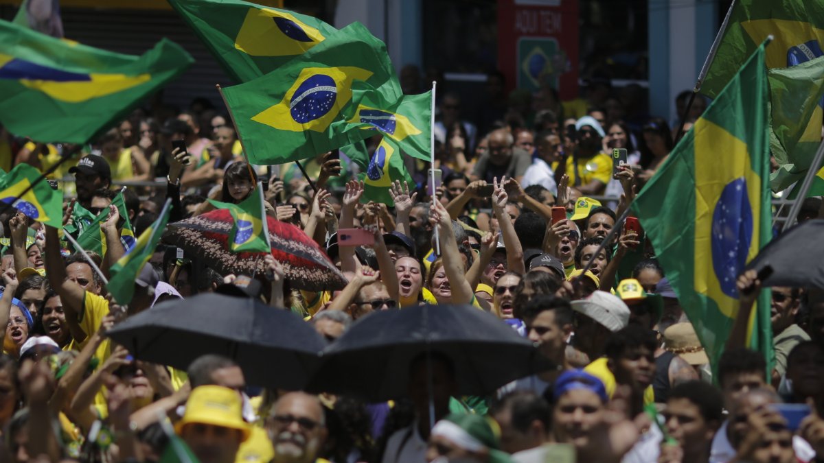 Centenas de personas se concentran en un pasadizo para acompañar el presidente brasileño Jair Bolsonaro en un acto de campaña presidencial, en Río de Janeiro (Brasil)./Antonio Lacerda