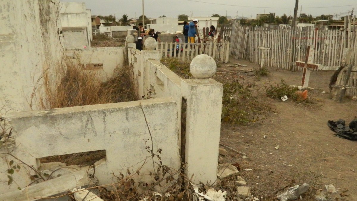 Desorden. En el camposanto hay lomas de tierra, maleza, cemento partido y ramas secas por doquier.