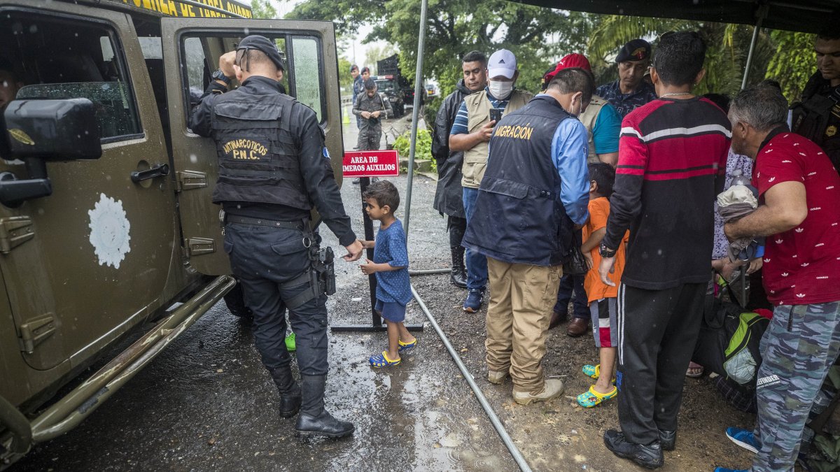 Pistas. Migrantes venezolanos son detenidos por militares y policías guatemaltecos en El Cinchado.