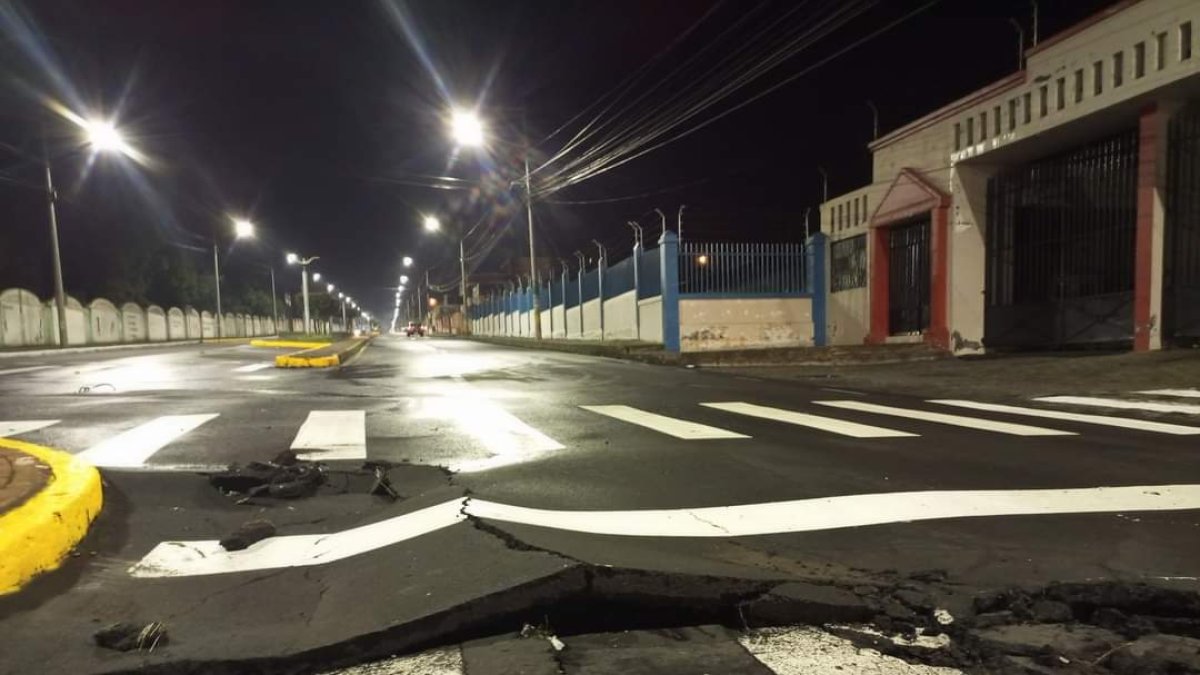 Daños. La avenida principal donde se ubican dos colegios, fue afectada.