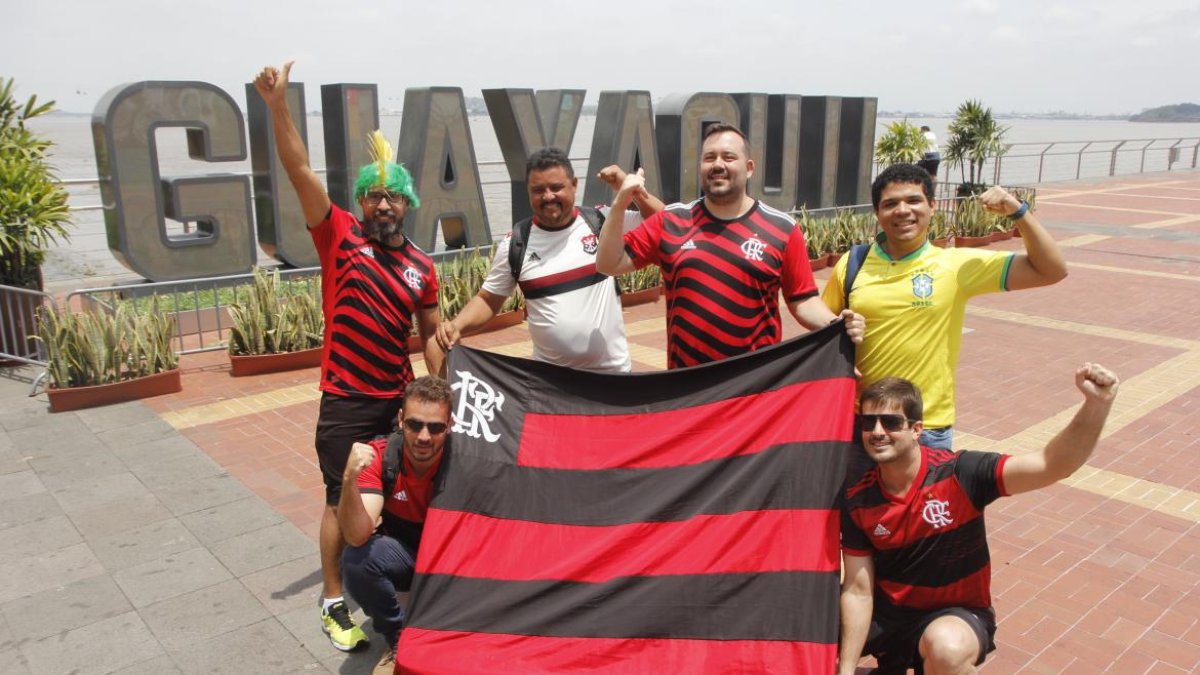 Hinchas del Flamenco pasean por la ciudad de Guayaquil previo a la final de la Libertadores a celebrarse el sábado 29 de octubre
