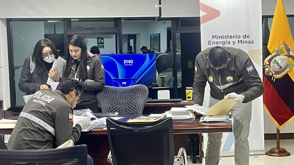Agentes levantaron las evidencias en el despacho en el Ministerio de Energía y Minas, en Quito