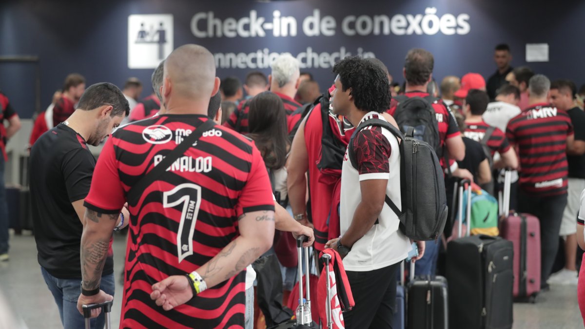 Hinchas de Flamengo esperan sin poder abordar hoy, en el lobby del Aeropuerto Internacional do Galeão, en Río de Janeiro (Brasil).