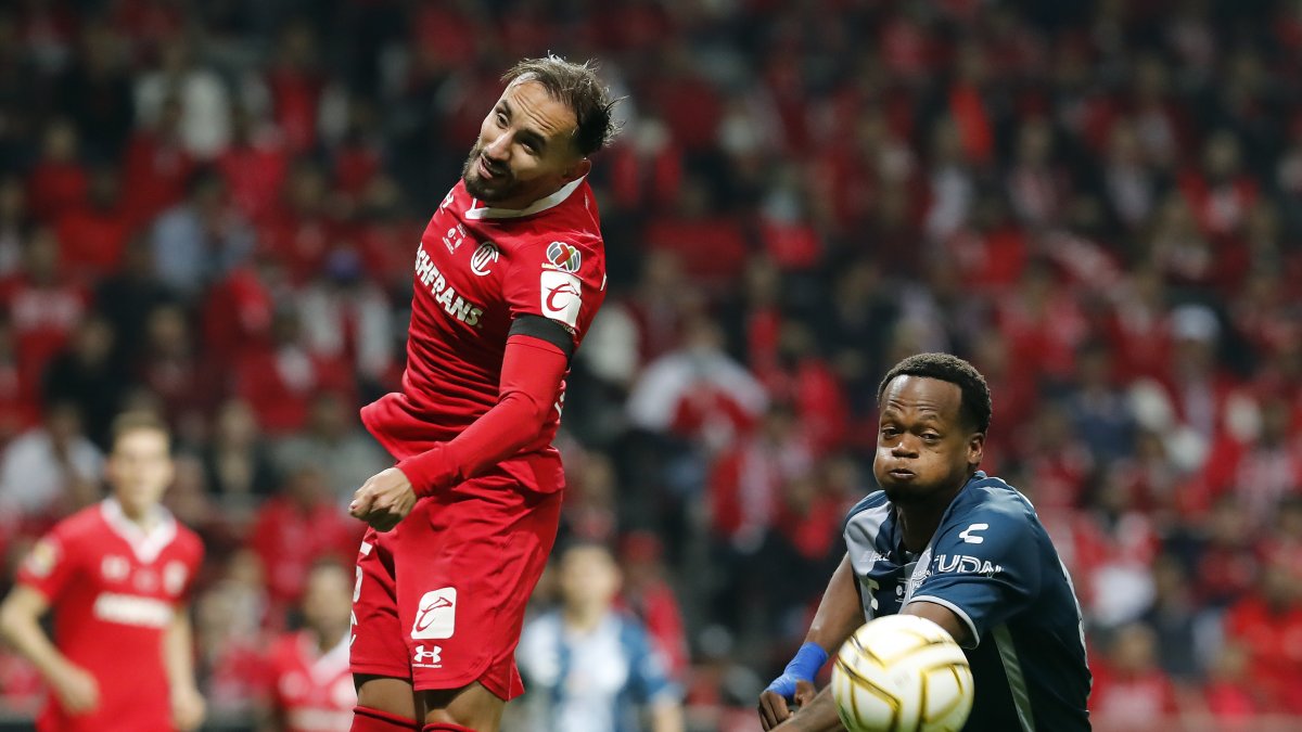 Romario Ibarra marcó dos goles en el partido de ida de la final del fútbol mexicano