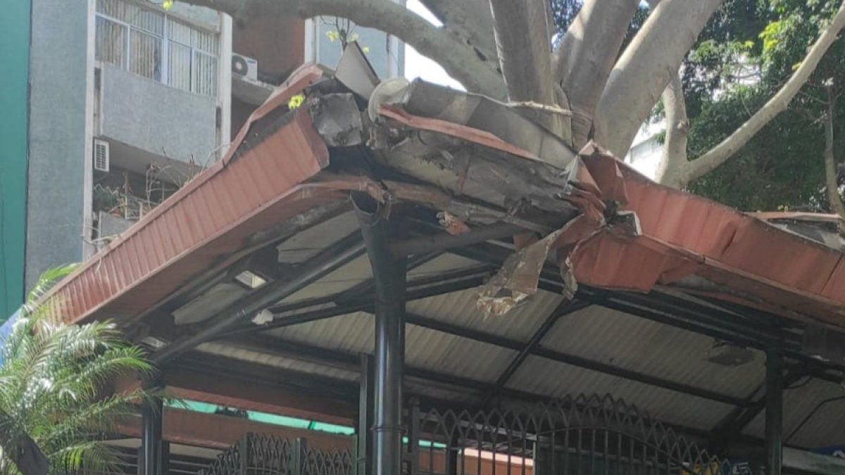 Un pedazo de techo de la parada de la Metrovía sufrió daños.