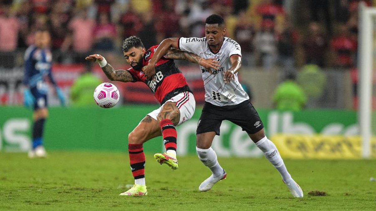 El delantero Gabigol (i) y el lateral Abner Vinícius disputando una pelota.