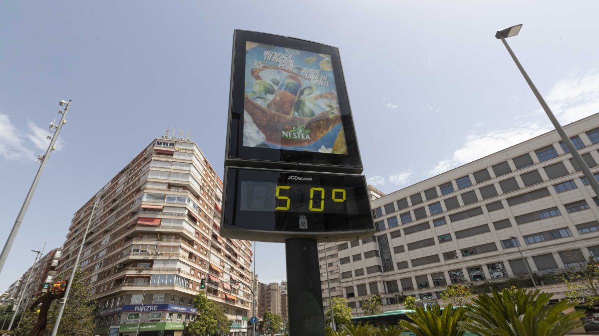Imagen de archivo de un termómetro este verano en Murcia.