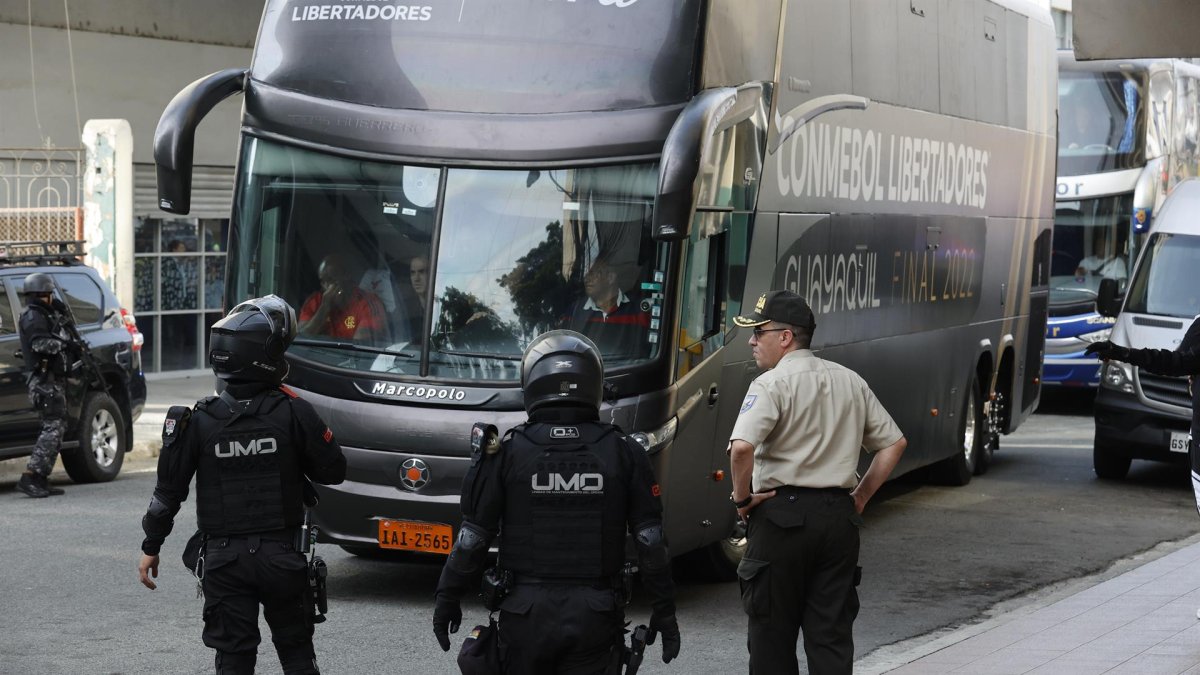 Fotografía de un autobús con los jugadores Flamengo a su llegada al hotel.