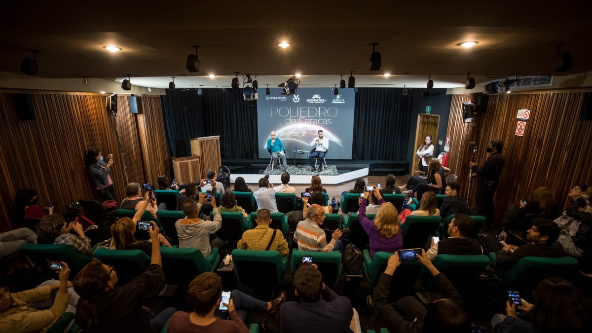 El vicepresidente de producción de Venevisión, Hugo Carregal (i), y Madhmoud Handous, presidente de Advanta Producciones, ofrecen una rueda de prensa en Caracas (Venezuela).