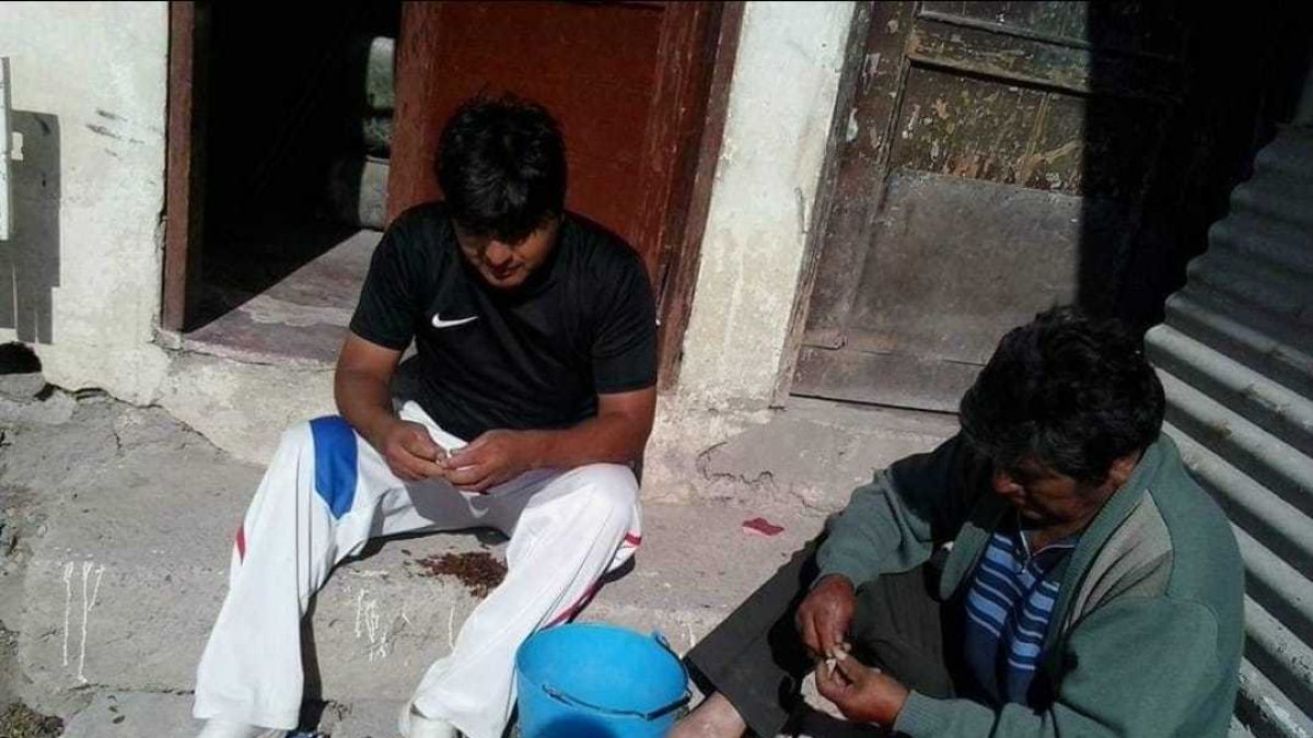 Tarea. Édison Pilatuña y su padre sacan las alas de los catzos antes de dejarlos en agua con sal.