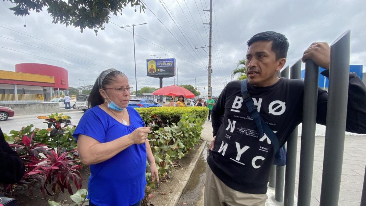 El cuñado Franklin Ruiz y su prima esperaban en los exteriores de la morgue.