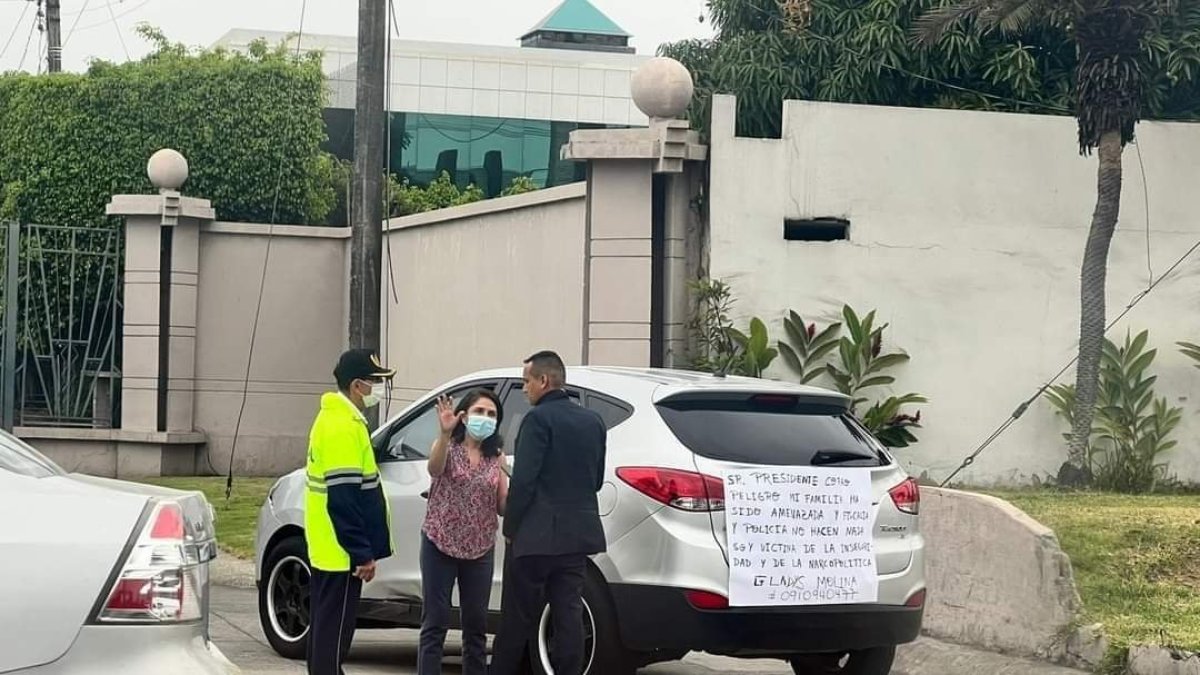 Denuncia. El último lunes una mujer protestó por la extorsión a negocios.