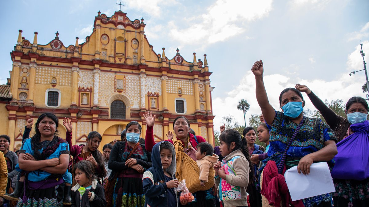 Un grupo de Indígenas de México protestas por la aparición de grupos armados y que los han desplazados a ellos.