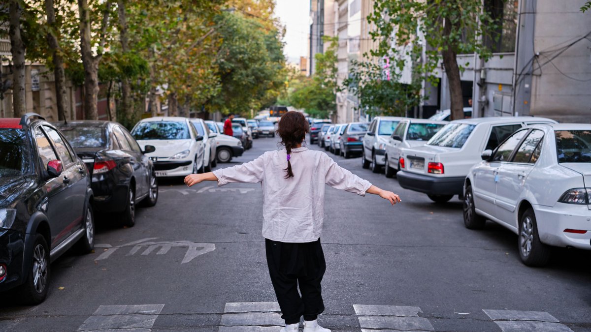 Una mujer posa en Teherán sin el velo islámico, prenda que ha dejado de usar en las últimas semanas. EFE/Jaime León