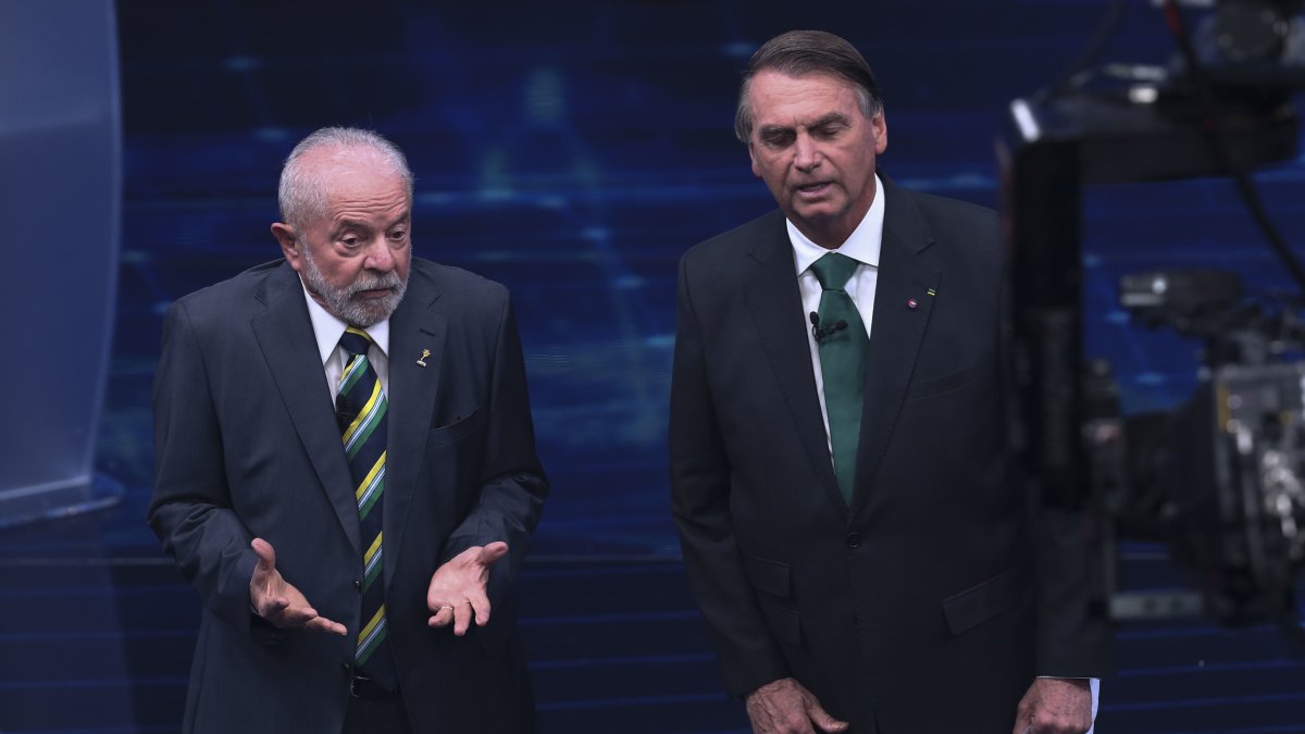 El ex mandatario progresista Luiz Inácio Lula da Silva (i) y el ultra derechista Jair Bolsonaro (d) participan hoy viernes 28 de octubre  del último debate presidencial EFE/ 