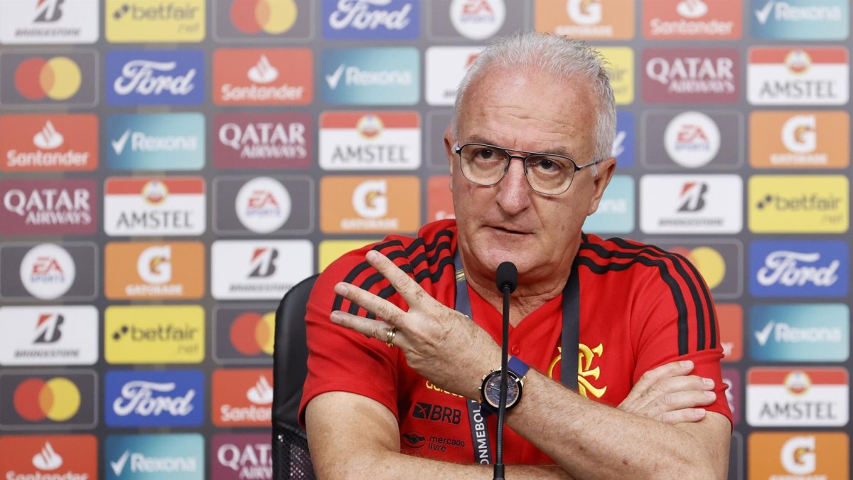 El entrenador de Flamengo Dorival Júnior habla hoy, en una rueda de prensa en Guayaquil (Ecuador). Flamengo enfrentará a Athletico Paranaense en la final de la Copa Libertadores el 29 de octubre.
