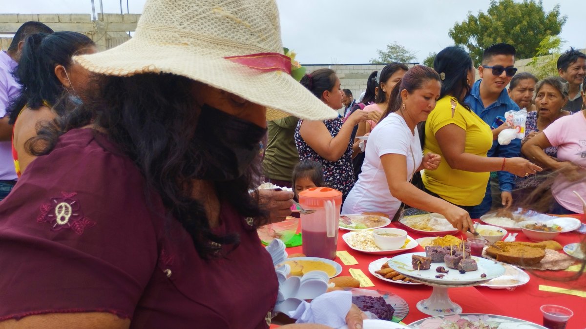 Invitados a comer. Puesta la mesa, se espera que las ‘ánimas’ lleguen a comer. Se colocan los platos preferidos de los difuntos.