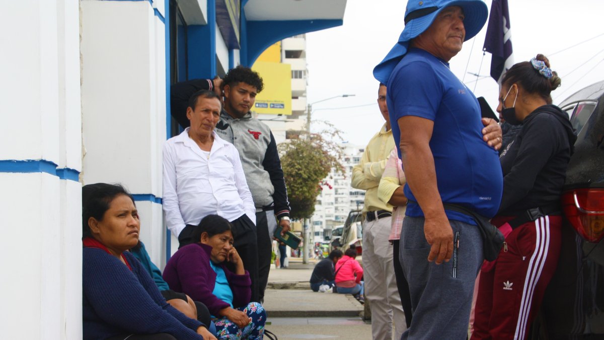 Salinas. Los familiares de los pescadores desaparecidos aparecen al pie de la Base Naval. Esperan un milagro.