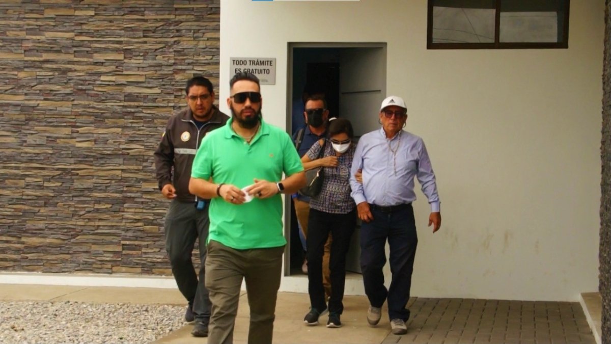 Santa Elena. Los padres de Sandra Villena abandonaban las instalaciones de la morgue, tras ver el cuerpo.