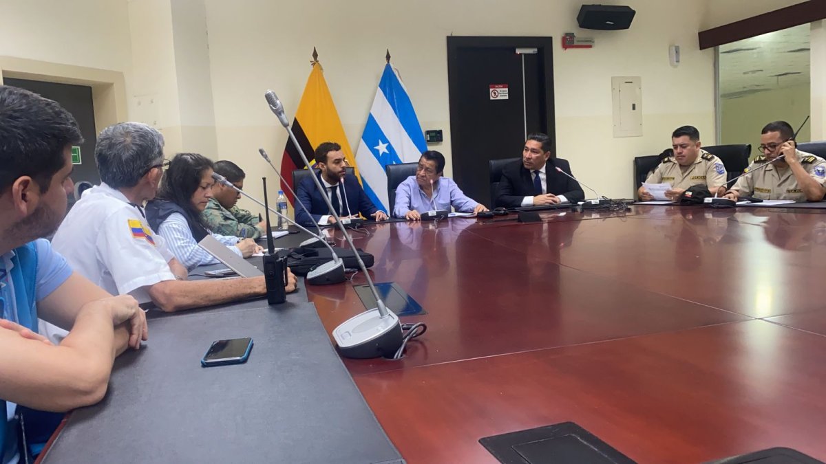 En el ECU 911 se congregan las autoridades para verificar los movimientos de las personas y de las vías en Guayaquil.