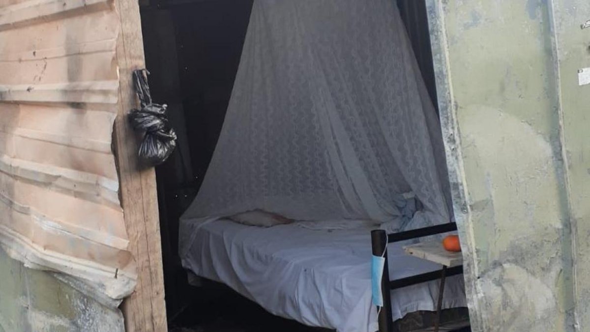 Unos vecinos le prestaron la cama para que pueda descansar en compañía de sus gatos.