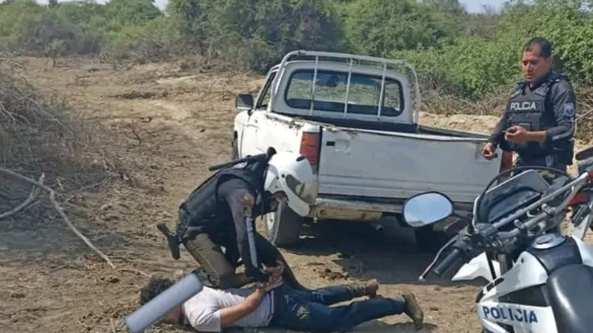 Momento en el que uno de los delincuentes fue capturado en la vía a Engabao.