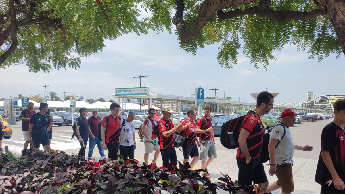A pesar de llegar a última hora, los hinchas brasileños se apuran para no perderse la final única de la Copa Libertadores en Guayaquil