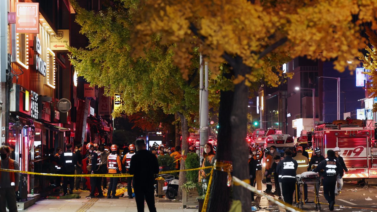 Policías protegen la zona de Seúl donde unas 50 personas resultaron heridas graves