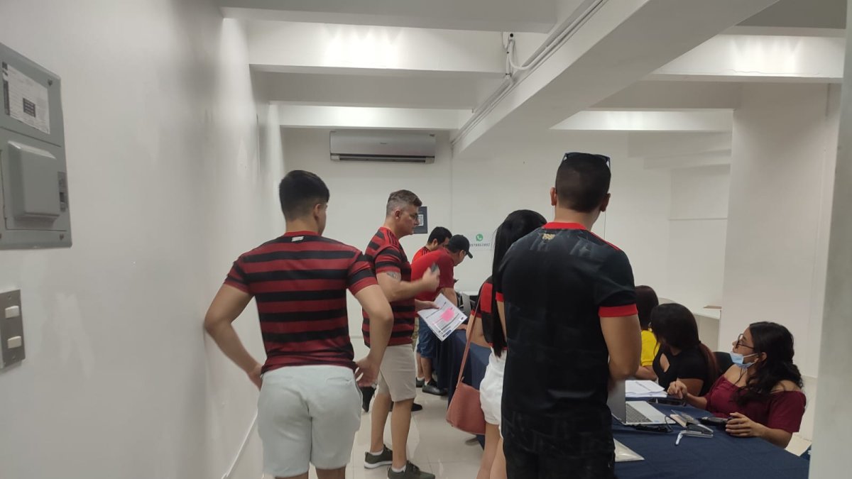 Las boleterías del centro comercial Albán Borja siguen recibiendo a los aficionados que buscan una entrada para ver el partido