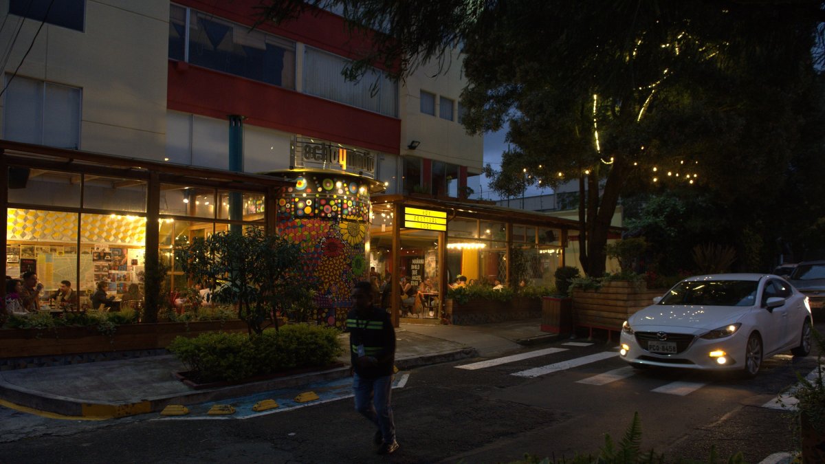 Zona cultural. El cine Ocho y Medio es uno de los lugares más visitados de este barrio quiteño.
