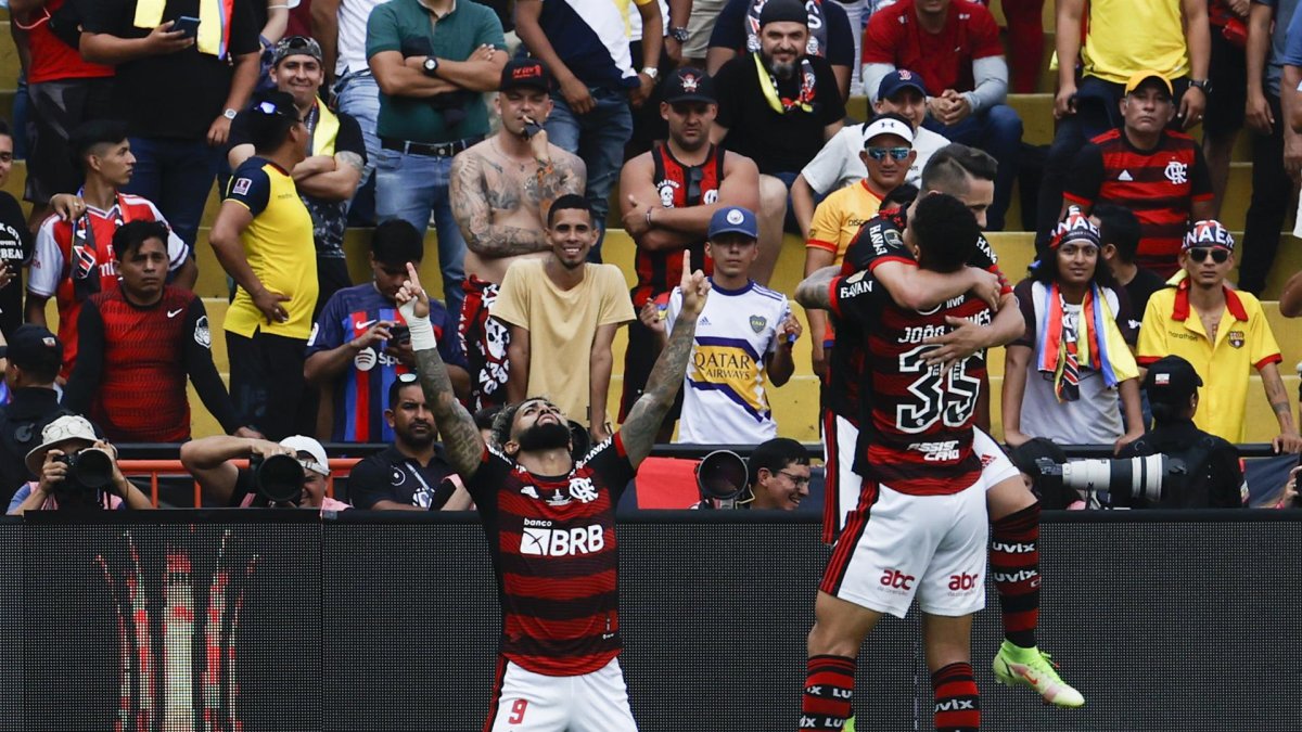 Gabriel Barbosa 'Gabi' (i) de Flamengo celebra su gol hoy, la final de la Copa Libertadores entre Flamengo y Athletico Paranaense en el estadio Monumental Isidro Romero en Guayaquil (Ecuador).