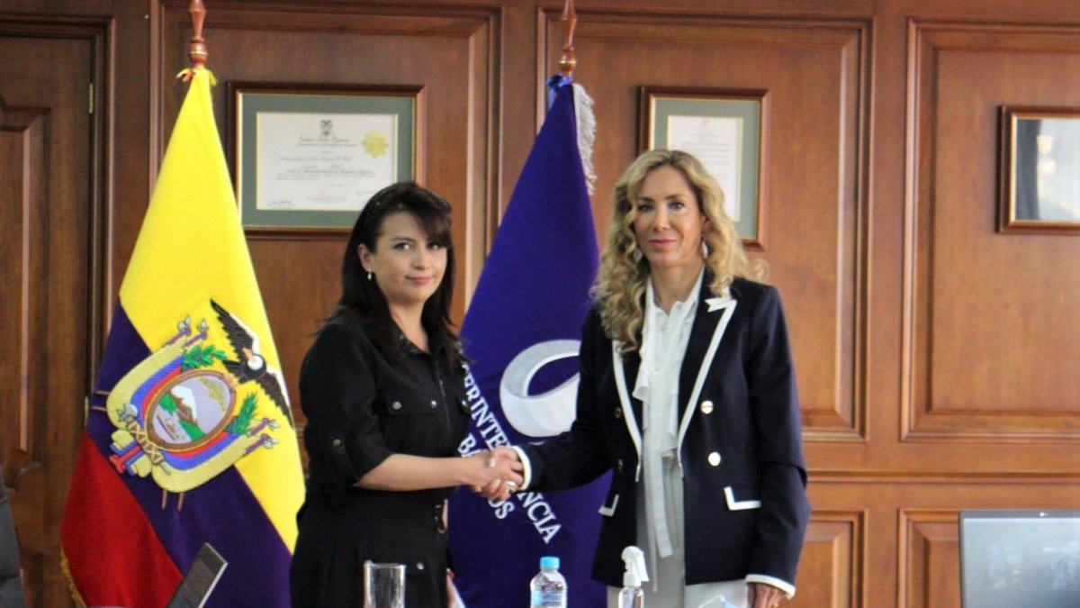 María de los Ángeles Rodríguez (d) nueva vocal en el IESS en representación de los empleadores.