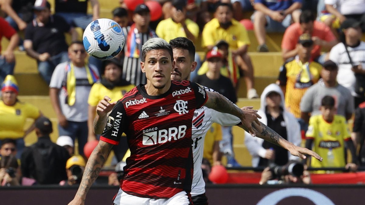 Pedro (i) de Flamengo disputa un balón con Pedro Henrique de Paranaense hoy, la final de la Copa Libertadores entre Flamengo y Athletico Paranaense en el estadio Monumental Isidro Romero en Guayaquil (Ecuador).